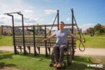 homme en fauteuil roulant faisant de l'exercice en plein air